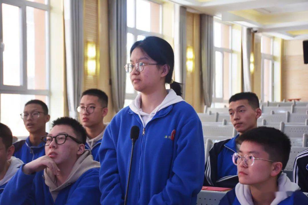 海泉学子交流在交流发言时,学生代表敞开心扉,就自己的专业取向,北大