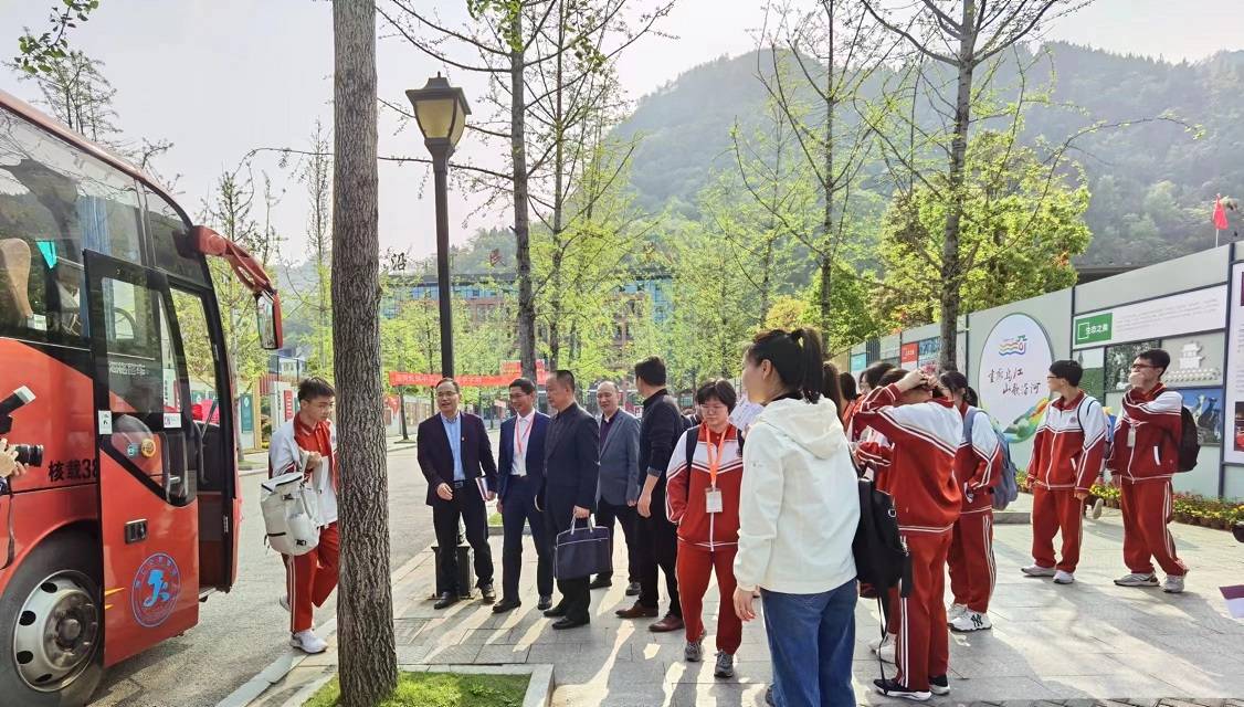 副校长袁志林及5位教师代表的带领下,来到乌江之滨,在沿河民族中学