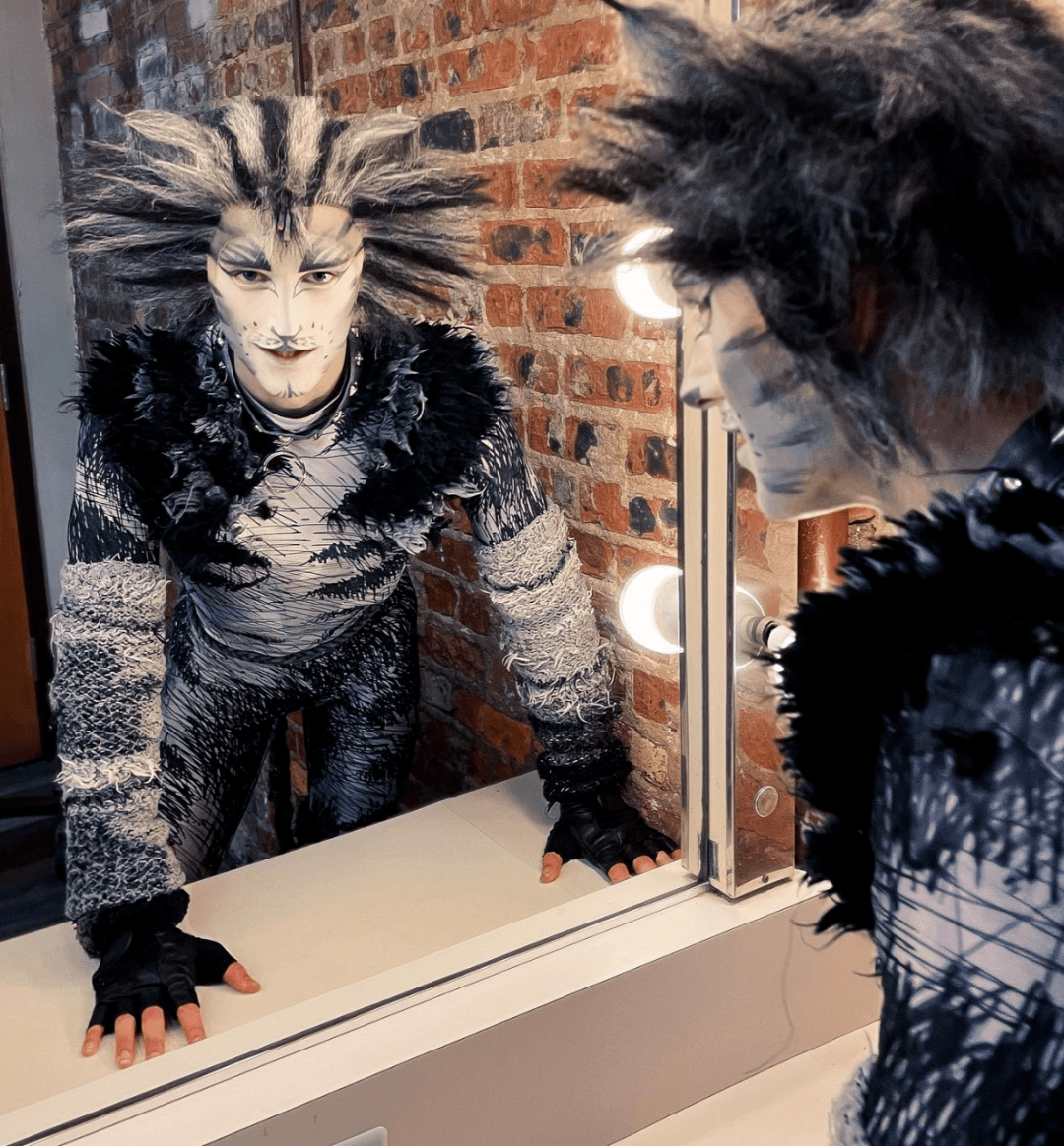 他得到了参加百老汇音乐剧《猫》巡演的机会,在其中扮演可爱小猫咪