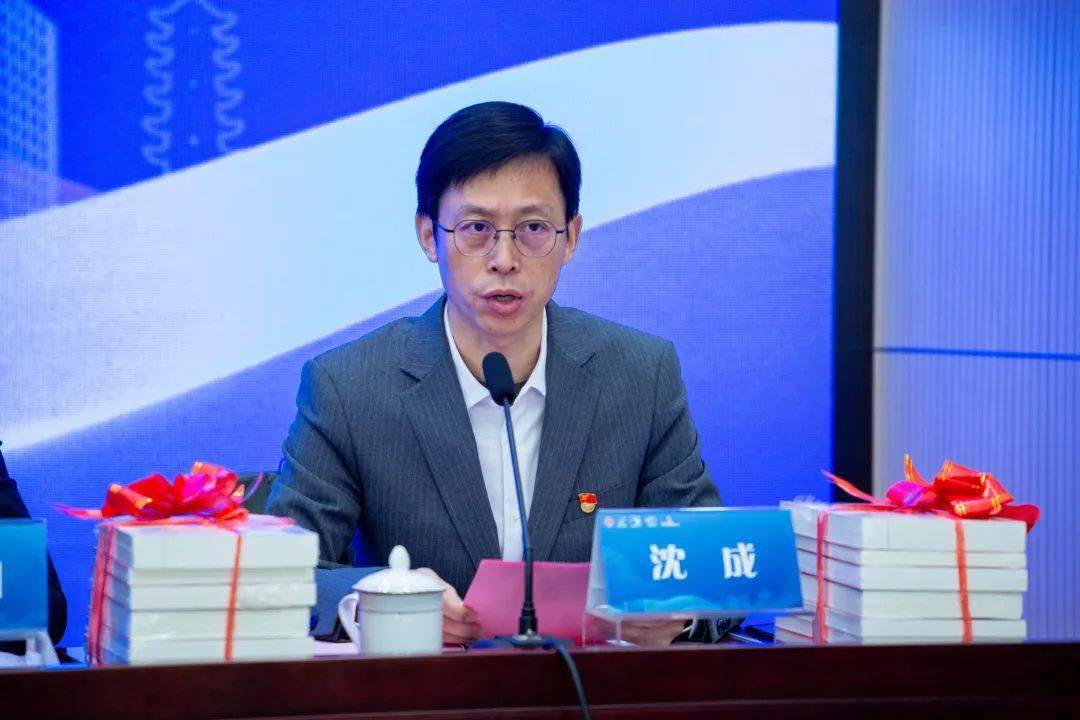 碧溪街道党工委副书记沈成宣读培训班纪律向年轻干部赠书四名年轻干部