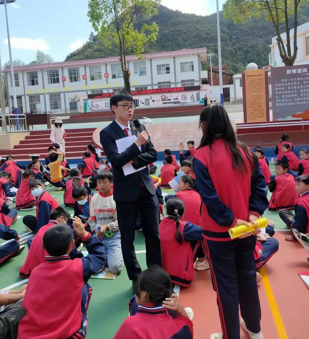 在西泽乡初级中学,西泽乡中心小学,西泽村完小,检察干警以"预防校园