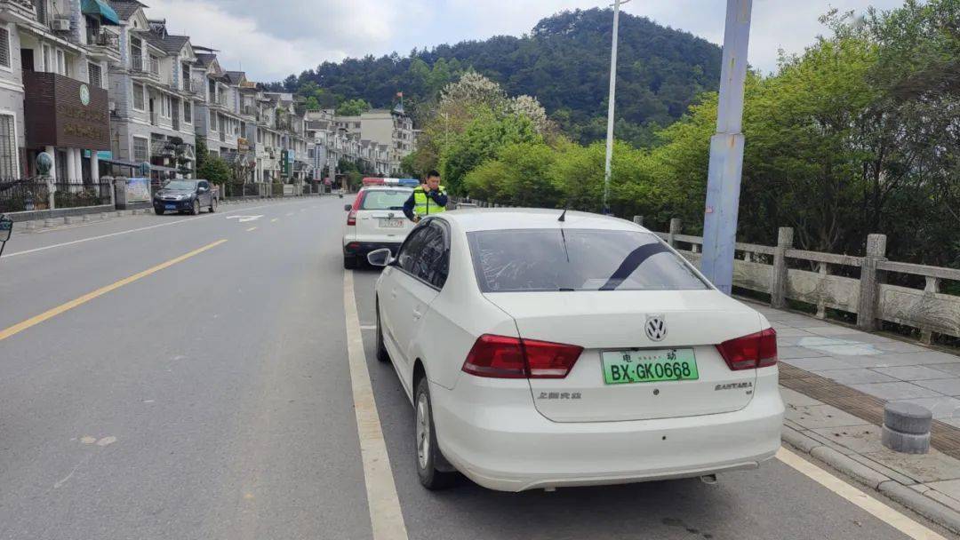 悬挂这类机动车号牌驾驶证记9分!_处罚_车牌_张某