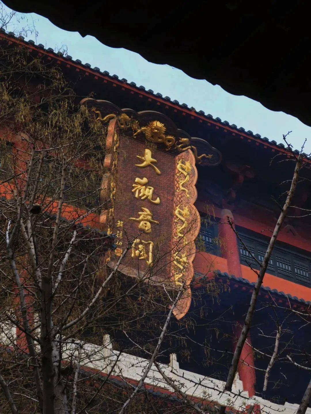 雍和宫限流,灵隐寺限购,郑州大观音寺的门口排起了长队.