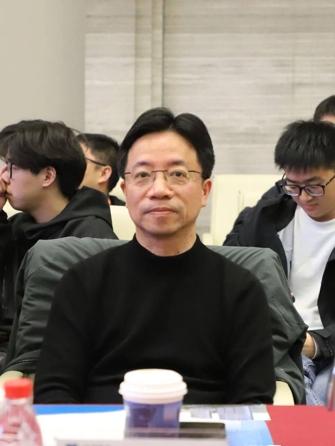 杨彤朱小华洪伟此外,会场后方常熟开关还布置了实物产品展示台供设计