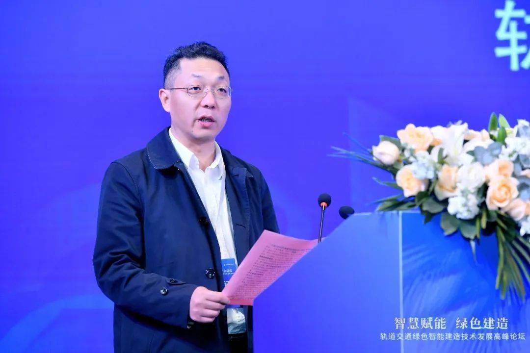 任涛代表成都轨道交通集团对中国城市轨道交通协会,工程建设委员会的