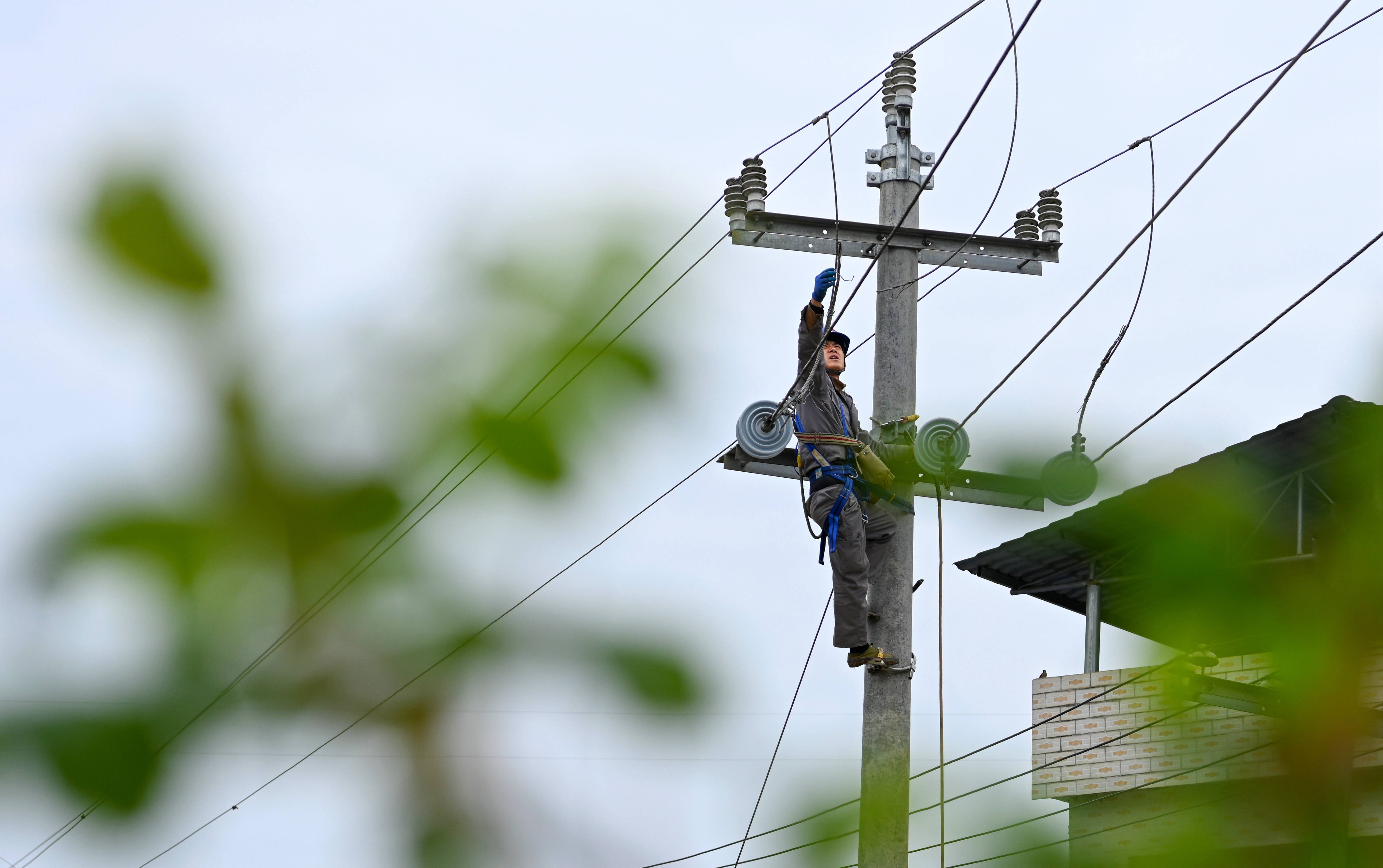 岑巩县供电局:开展10kv线路综合整治 赋能乡村振兴_电网_农村_用电