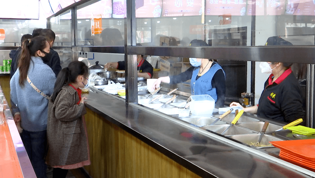 荣万家唐山公司丨传递着好心和温暖·优米餐厅用“免费吃饭”帮忙有困难的人！