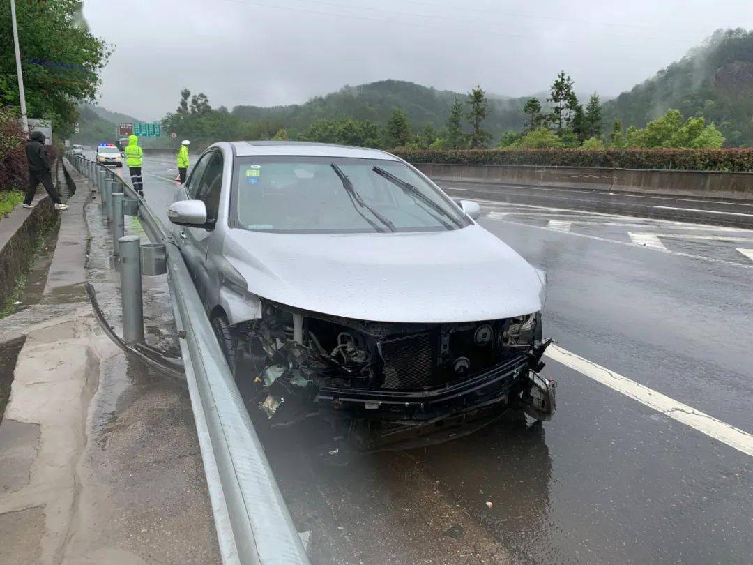 雨天路滑急踩刹车3月25日7时40分许,雨天,林某某驾驶闽b****6号小型