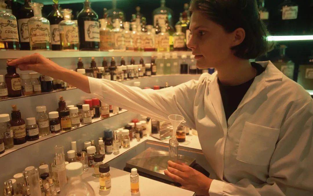 是的,"鼻子"也就是闻香师的特别称谓,据说全世界闻名的一共也只有150