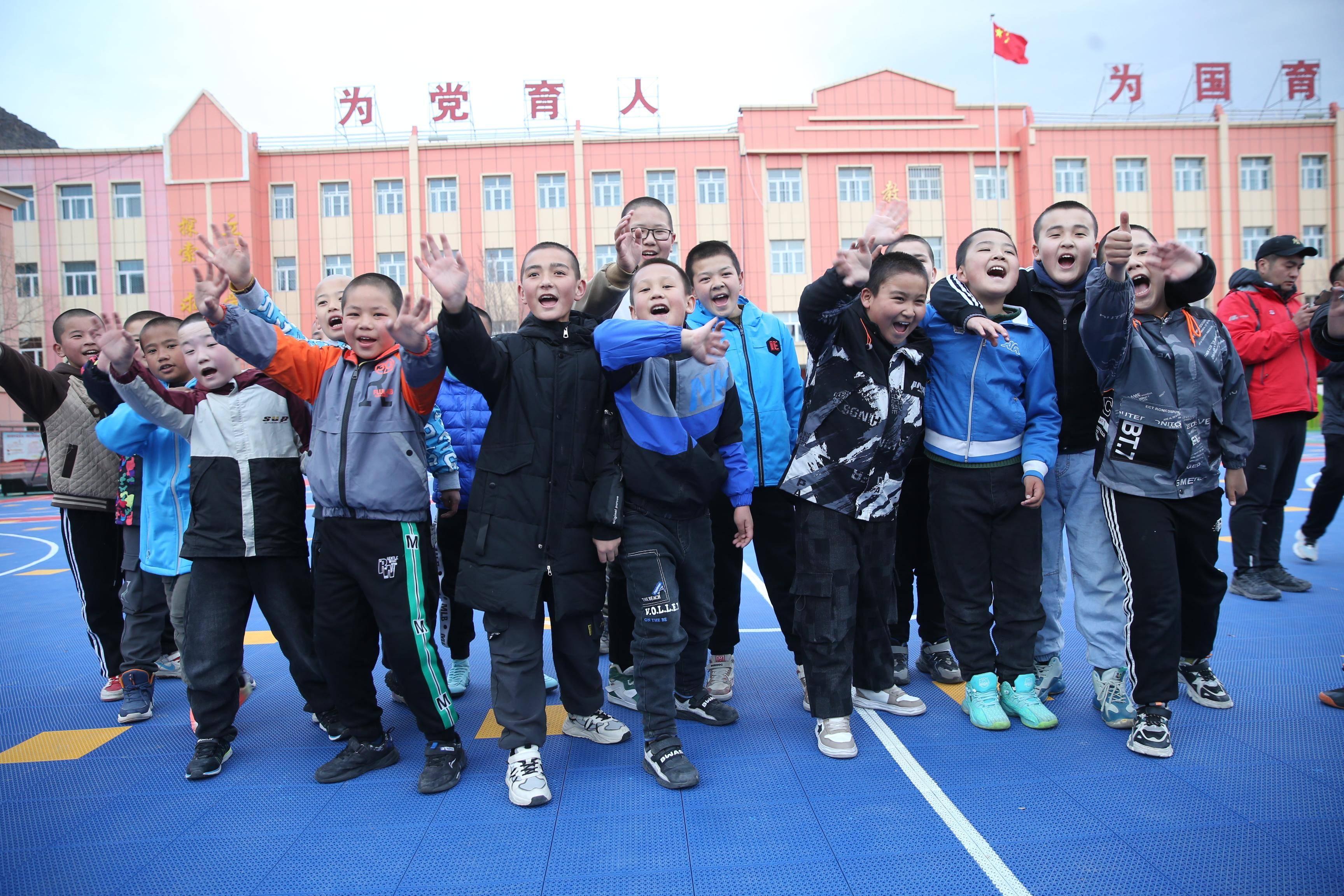 来自灵宝市第三高级中学的援疆教师王建华在给兵团第十三师新星市红星