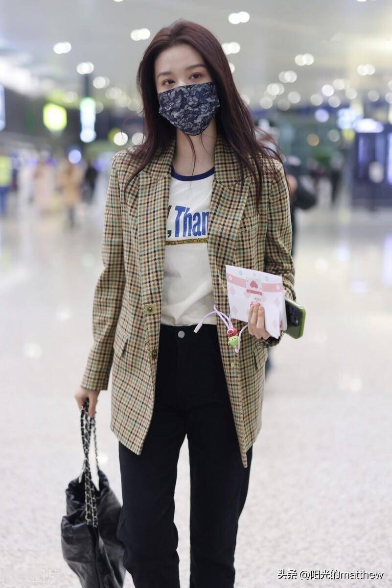 街拍:王楚然格纹西装 马蹄裤 字母tee时髦复古_上海_机场