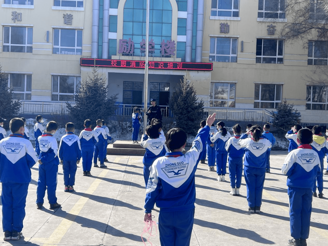 奇台县昌吉州昌吉市禁毒办在第三中学开展禁毒宣传教育活动.