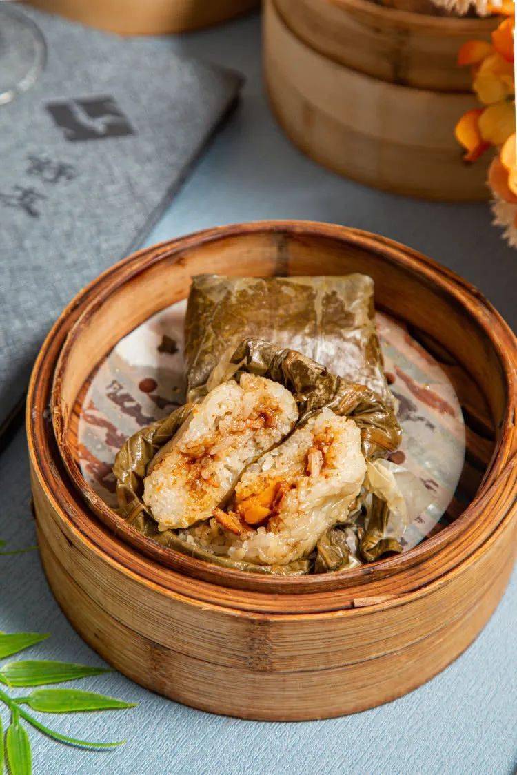 进入"厦门12580惠生活",发送关键词"cba"即可参与抽取cba球星签名篮球