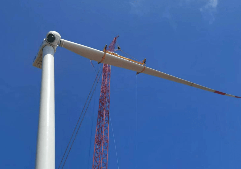 解决了项目持续大风,部分风机吊装平台较小导致叶轮组装困难等难题