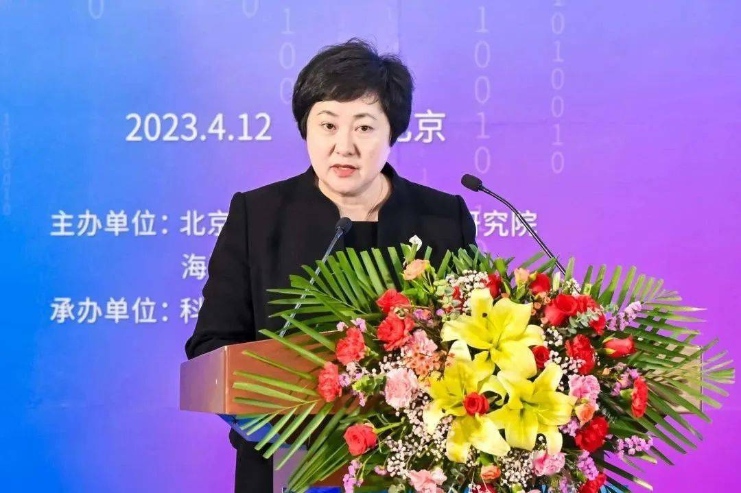 北京市育英中学徐素霞校长结合学校红色背景,做了主题报告《用"智能"