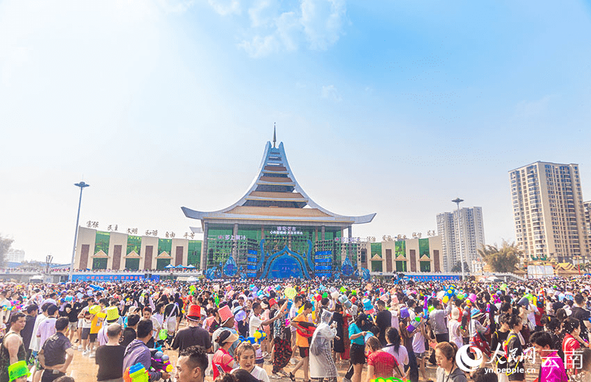 云南芒市:万人欢度泼水节_活动_焦迪_广场