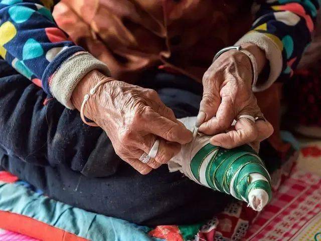 高底弓鞋——旧时缠足妇女用香樟木加在鞋后跟上,使足形纤小,称为高底