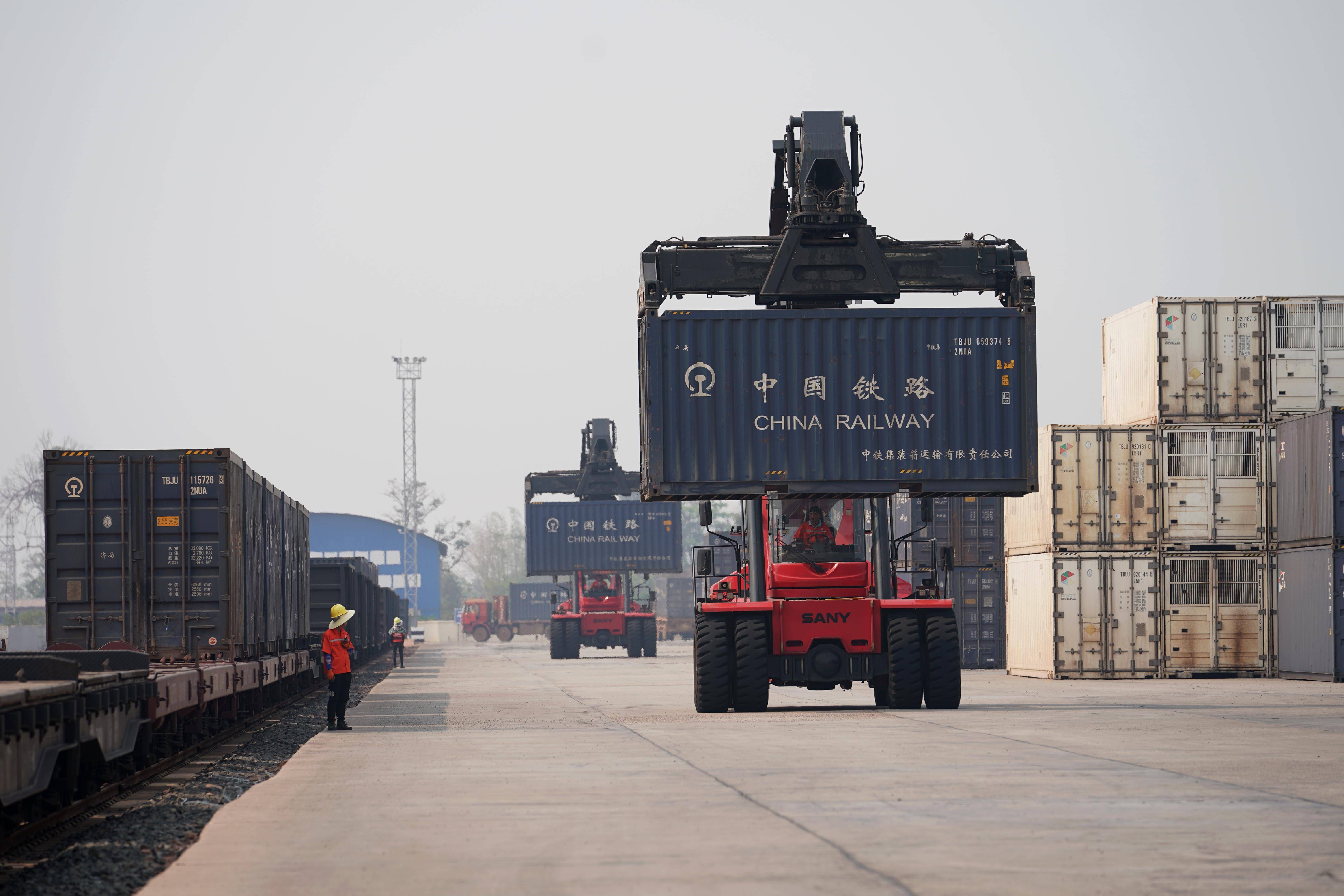 (国际)中老铁路老挝段单日客货运量双破万_万象_新华社_邢广利