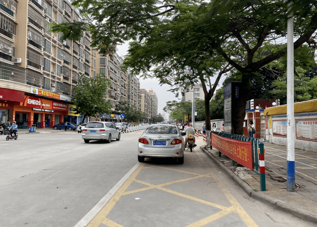 开平澄江小学,67长师附小放学时,有家长乱停车!_文明_市民_群众