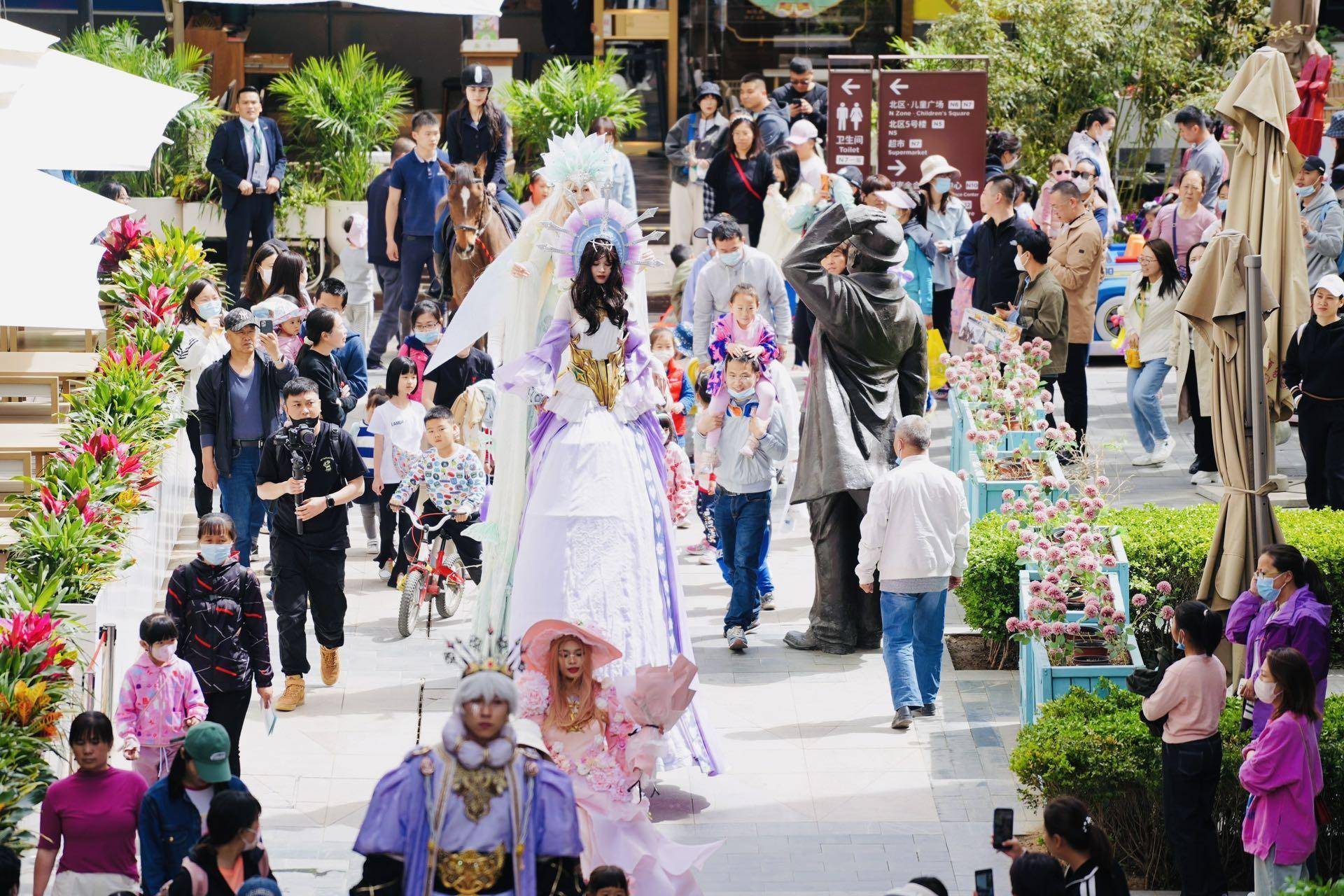 同时,街区内还设置了百人儿童跳蚤市场,春日休沐市集,结合上月已完成