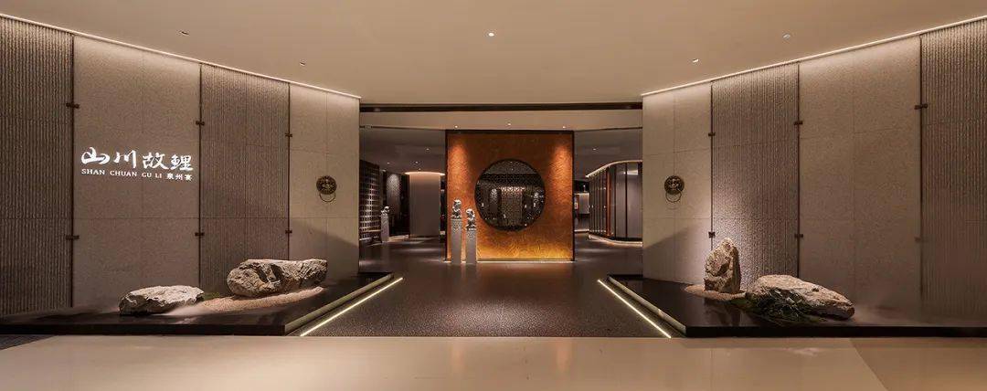 一眼山海,一念千年,本案空间设计灵感源于宋式简约大气美学,融入闽南