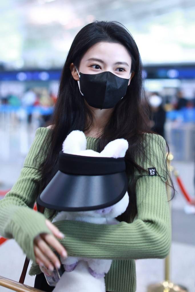 孙珍妮现身首都机场 牛油果绿穿搭一展春日小清新_账号_帆布鞋_长裤