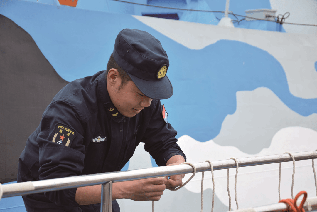 海军官兵共同参加升旗仪式(92376部队营区)汕头市濠江区东海港码头