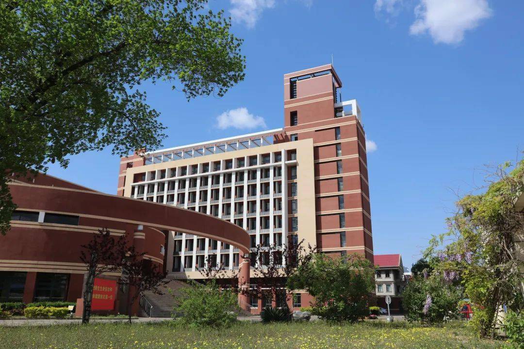 资源共享 优质均衡天津市民族中学于1954年建校,拥有70年的办学历史