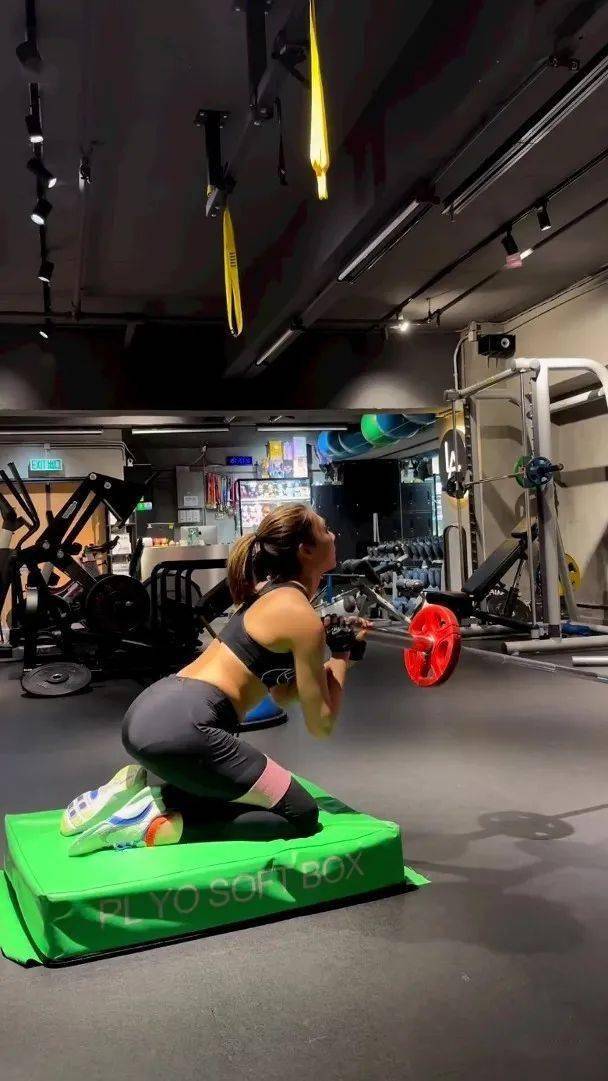 胡定欣bra top揈波波 腹肌背肌样样齐_旅行_健身_举重