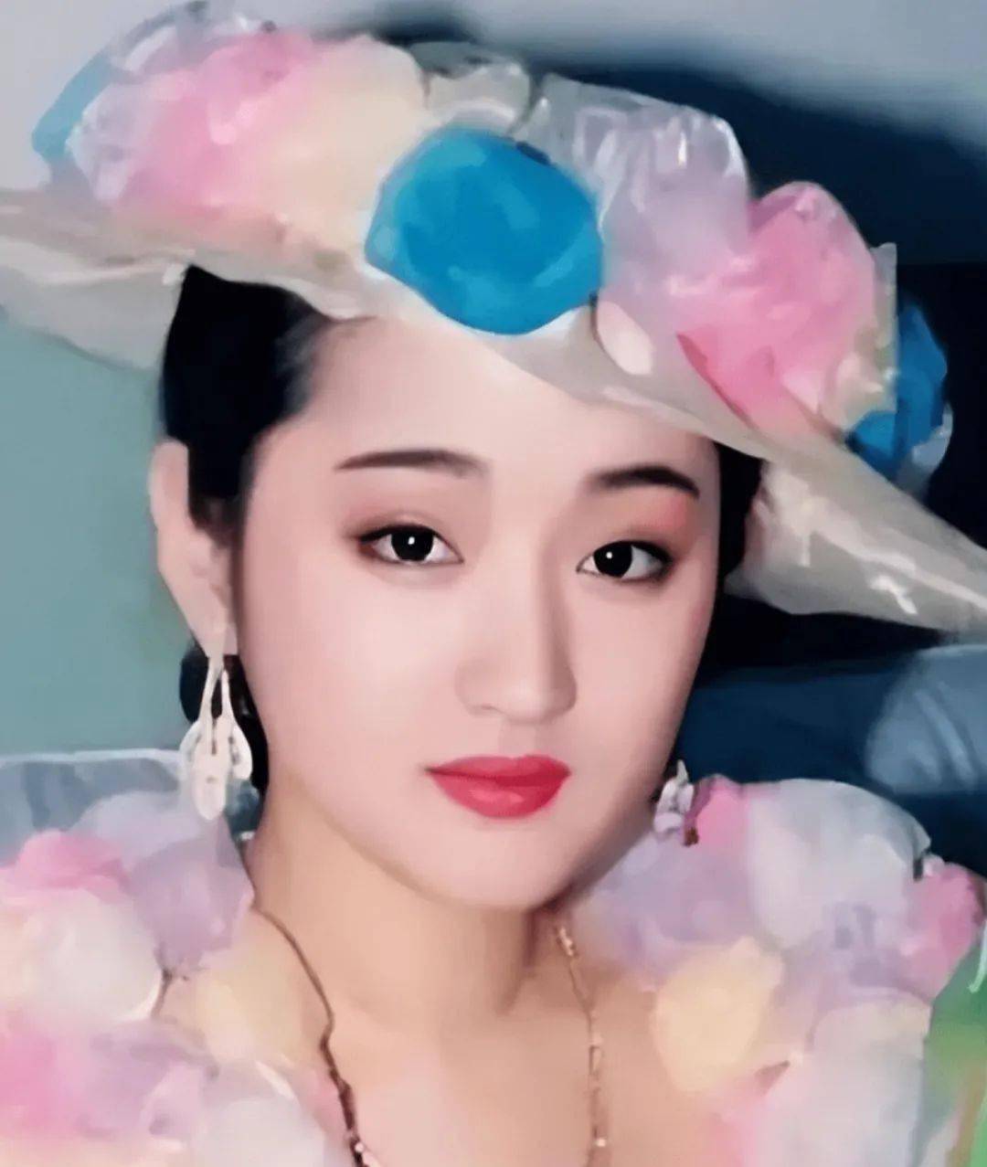 52岁杨钰莹工地照曝光,网友唏嘘:一代天后怎么混成这样了?