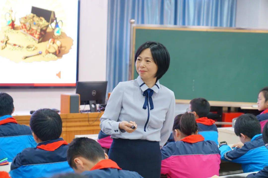 浙江省温州市上陡门小学的黄思亮老师执教《你好,压力君》一课,随着黄