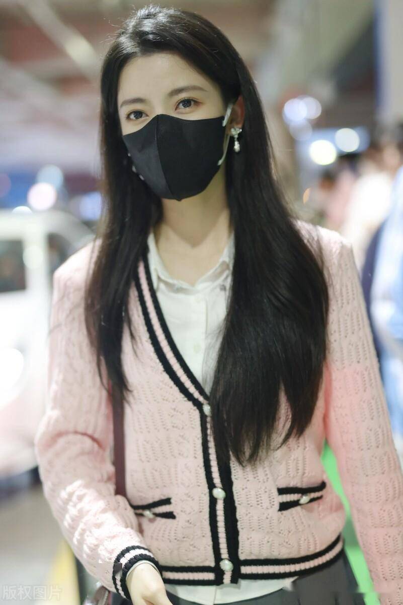孙珍妮现身上海机场,身着粉色毛衣温柔甜美