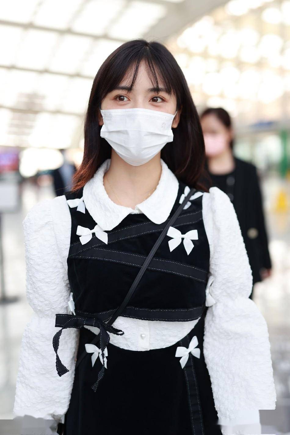 沈月穿丝绒连衣裙现身机场 与粉丝打招呼比耶超可爱