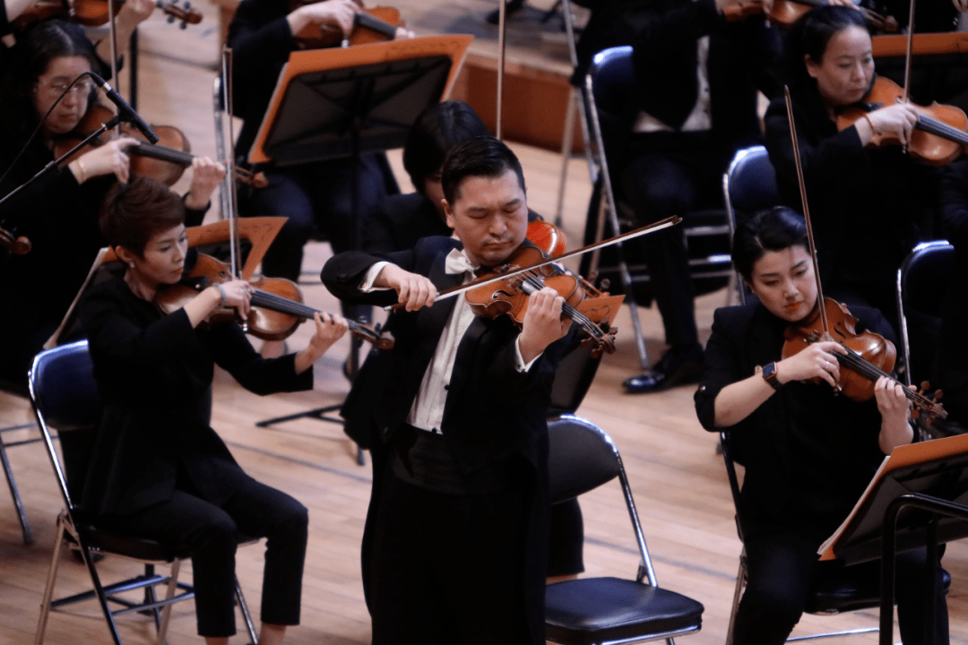 天津交响乐团首席雷声带来小提琴独奏《梁山伯与祝英台》,他的演奏