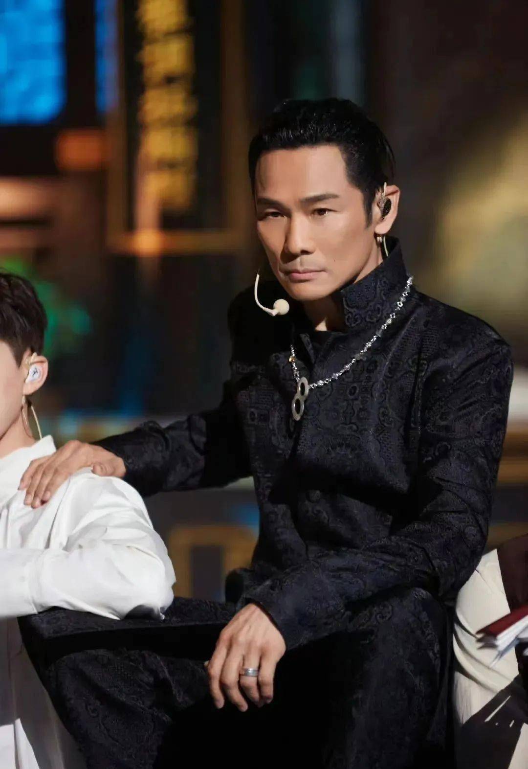 他被誉为华语乐坛的"完美情人",作为歌手,杜德伟一直有着鲜明的个人