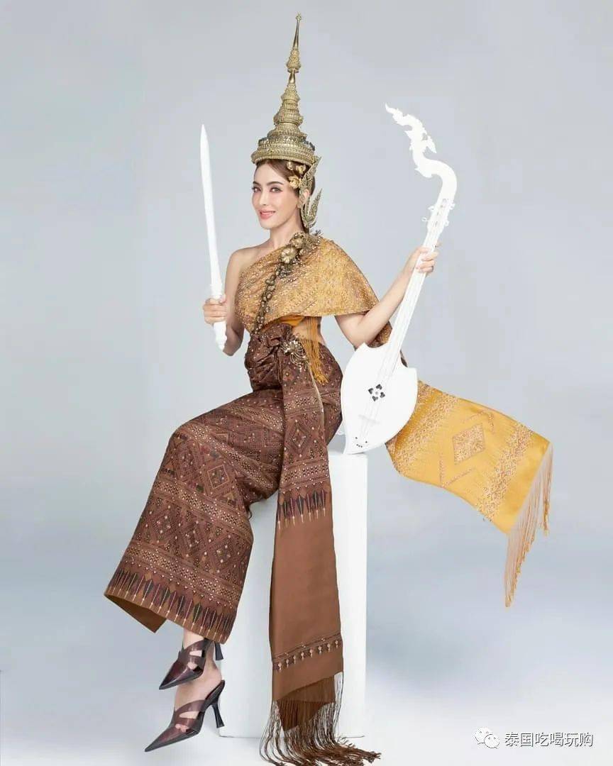 5jak jaan早在3月31日,泰星jakjaan就抢先一步穿上泰国传统服饰变身