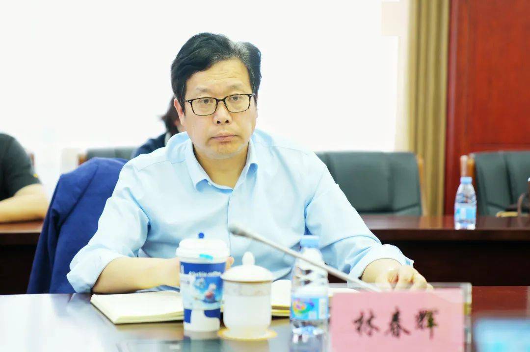 奉贤中学校长林春辉引用讲座中的"金句",结合学校管理