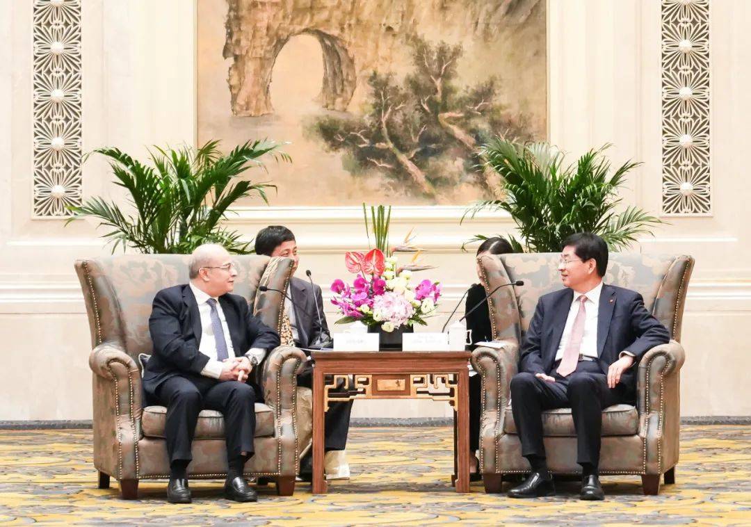 周家斌会见出席2023驻华外交官“发现中国之旅” 走进广西活动的驻华外交官一行_桂林_旅游_文化