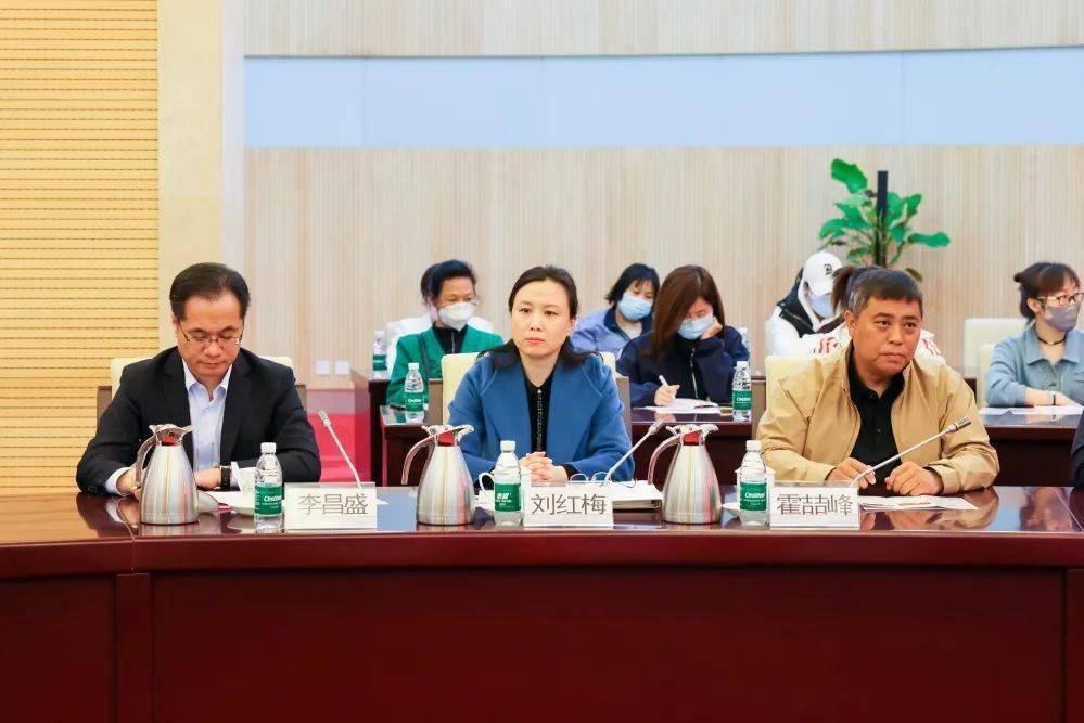 工商银行唐山分行行长李昌盛,区政府副区长刘红梅出席会议,区科学技术