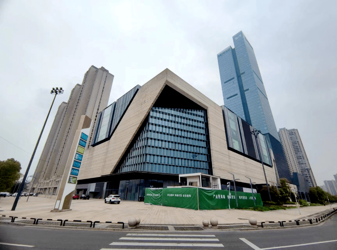 4)刚拍下不久,澄星八佰伴门口就被绿色围挡围住,那时候众人就纷纷猜测