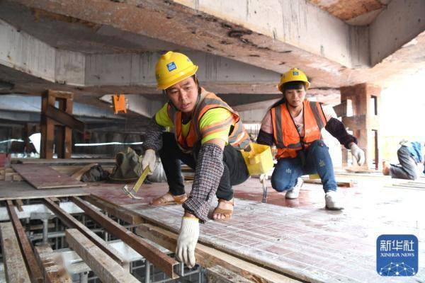 韦加华和妻子周活女在广西南宁市良庆区五象大道中建三局一公司南宁