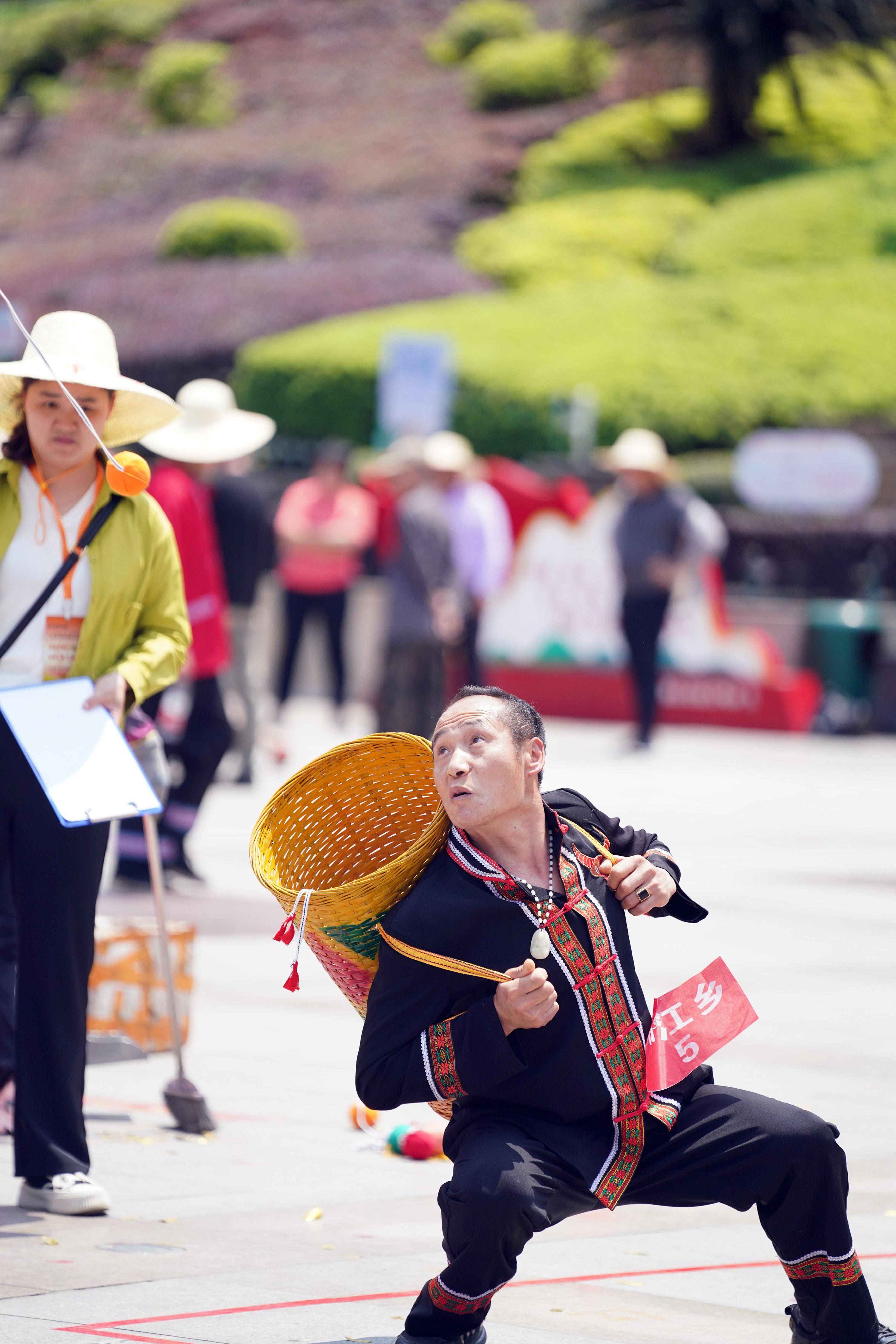 活动当天,背篓绣球,三人板鞋竞速,大象拔河,顶竹竿等传统趣味性体育