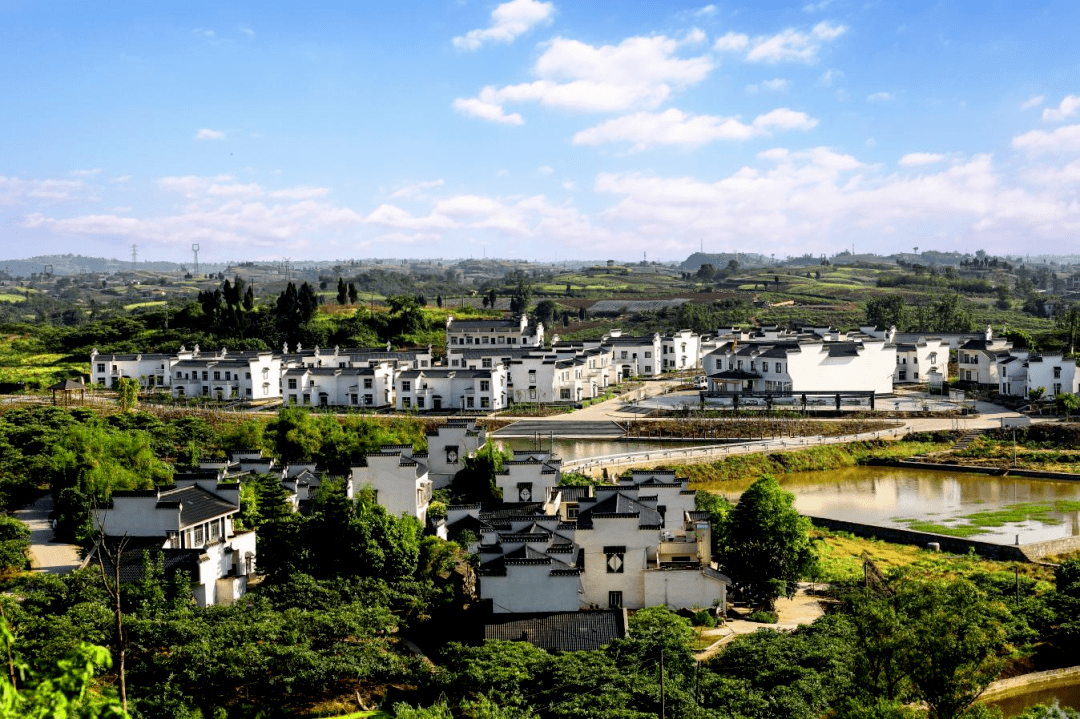 "村晚"主会场设在四川省宜宾市,夏季"村晚"主会场设在云南省丽江市