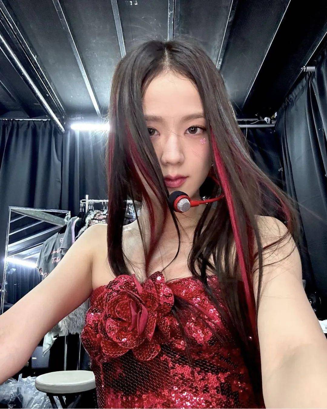 jisoo和郑秀妍撞衫的裙子,有什么魔力?_印花_花朵_刺绣