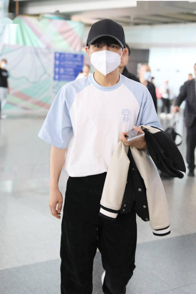 周深现身首都机场 前往北京国际电影节开幕式_账号_精彩表演_运动