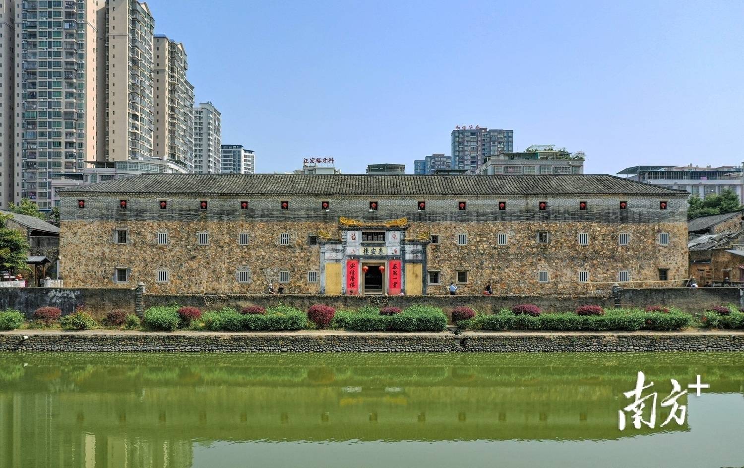 田家炳体育中心(开展足球,篮球,排球,乒乓球,羽毛球等运动)——泰安楼