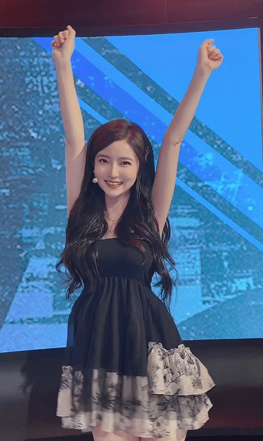 34岁美女主持人因穿吊带裙被嘲,称其像是在夜店上班_郭珺_解说_穿着