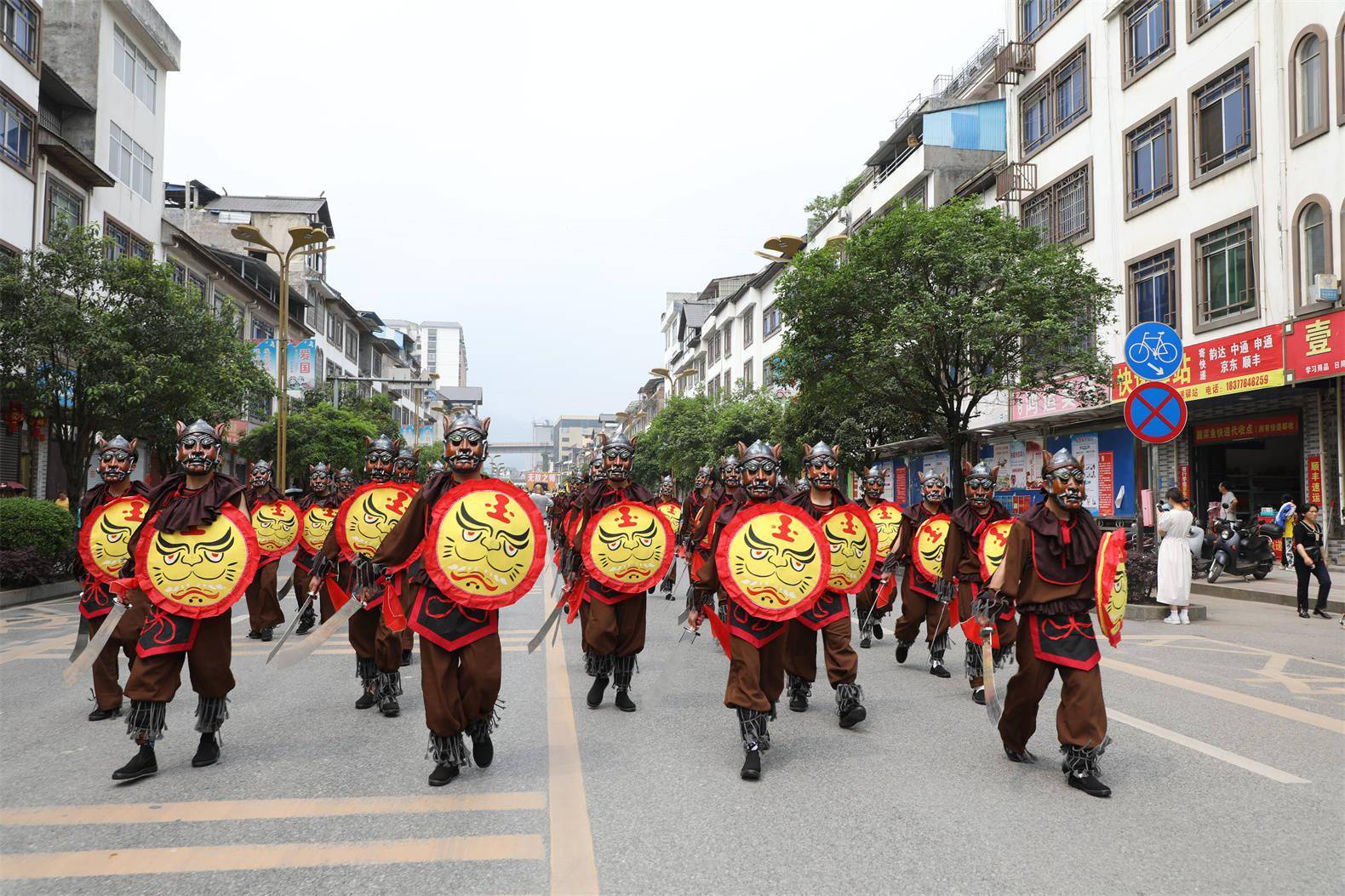 南丹土司狼兵巡游展演舞动全城,视频火出圈!_方阵_文化_队伍