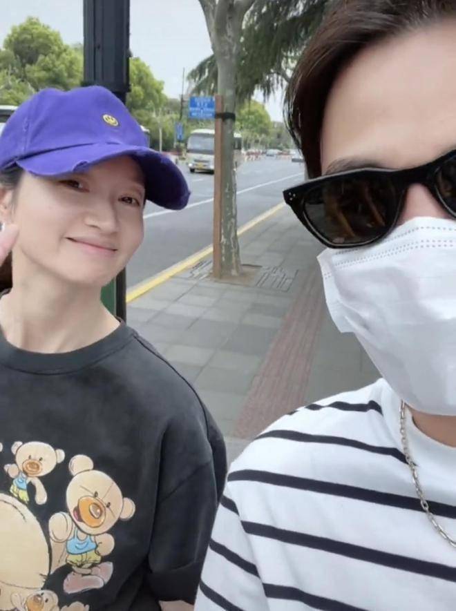 素颜皮肤白嫩,穿搭低调身材苗条_沈佳妮_孙坚_自然光