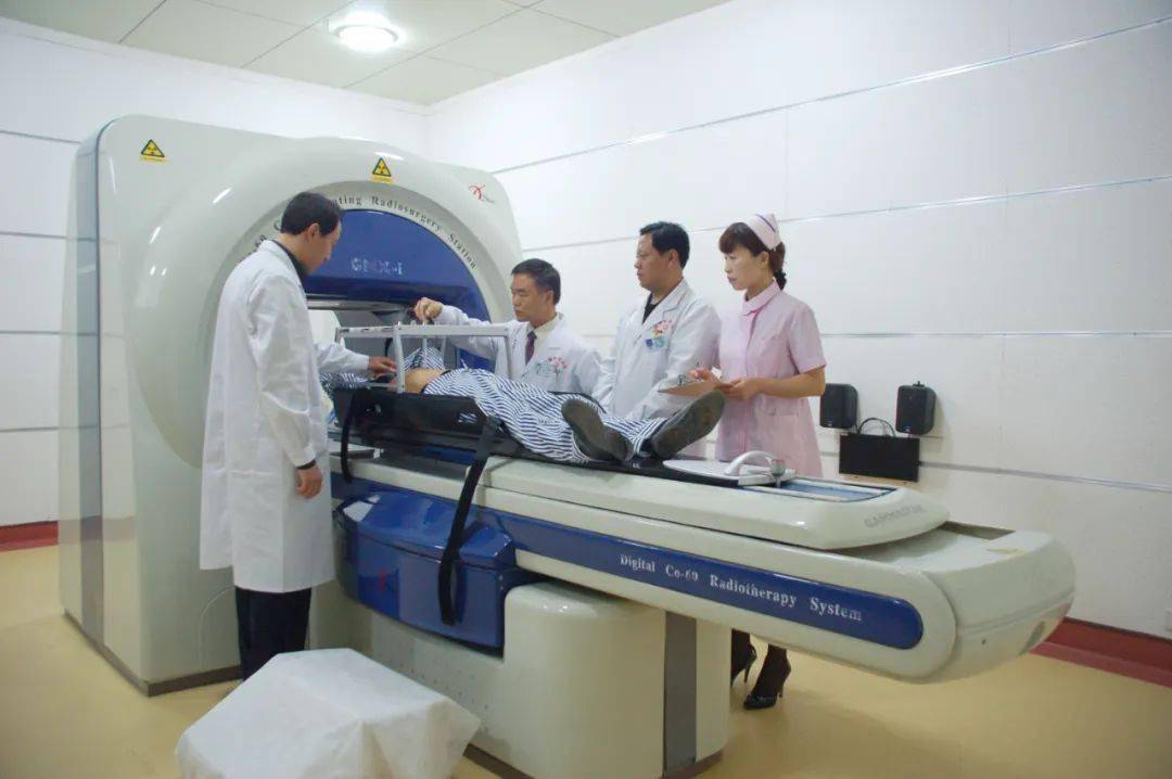 先进水平的精确放疗设备陀螺刀,同时拥有美国通用128层螺旋ct定位系统